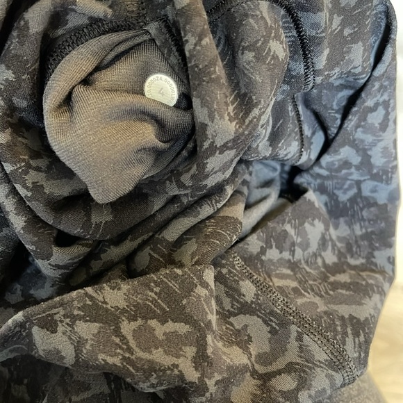Lululemon athletica leggings size 4 women’s in black dark grey mix - Picture 4 of 4
